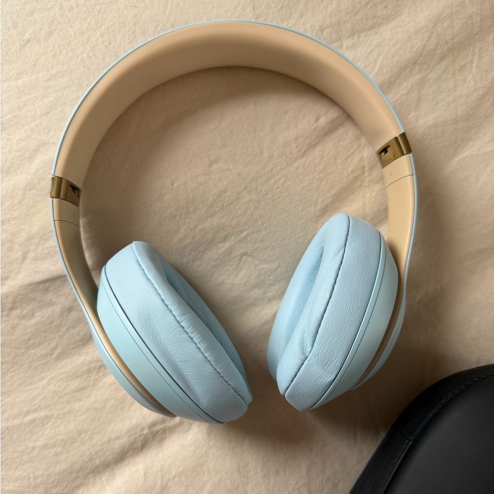 Baby Blue Beats Over Ear Headphones - like new - Picture 6 of 11